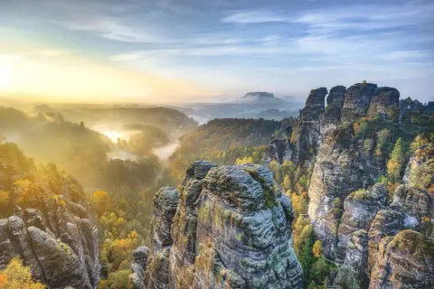 Morgendlicher Nebel über Felsformationen und Wäldern in der Sächsischen Schweiz. Ein perfekter Ort für einen Urlaub in Sachsen.