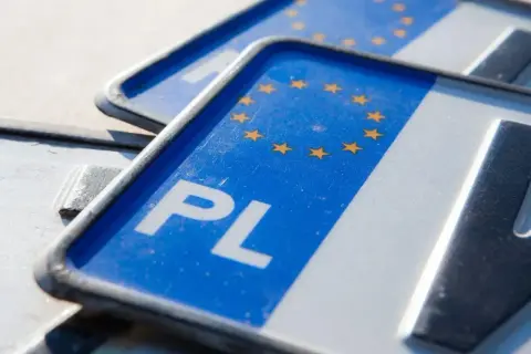 Zbliżenie na polskie tablice rejestracyjne z gwiazdami UE. Czy trzeba zmieniać tablice rejestracyjne? Nie, te są wciąż aktualne.