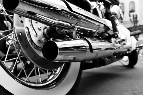 Jak zrobić strzały z wydechu w motocyklu bez ryzyka uszkodzeń