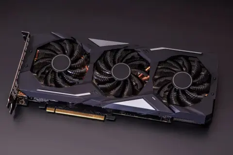 Eine leistungsstarke Grafikkarte mit drei Lüftern, die für Gaming-Enthusiasten die aktuell beste Grafikkarte darstellt.