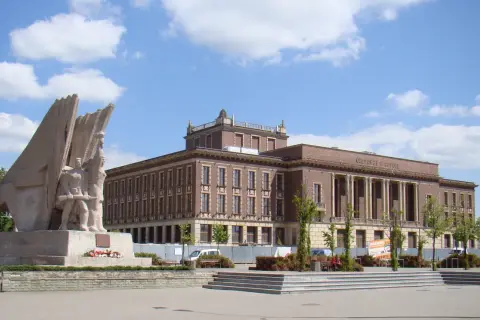 Dąbrowa Górnicza: Odkryj zielone serce Zagłębia i zaskakujące atrakcje!