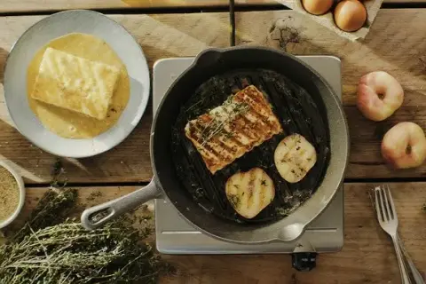 Feta grillée à la poêle : Réussissez-la croustillante et fondante !