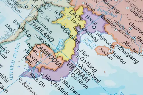 Mapa południowo-wschodniej Azji z zaznaczonymi państwami, w tym Wietnamem ze stolicą Hanoi.