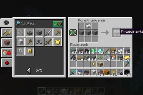 Gracz tworzy w Minecrafcie przecinarkę, używając żelaza i kamienia. W ekwipunku ma też diamenty i złoto.