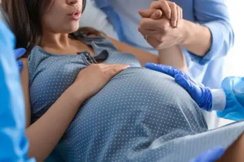 Objawy zbliżającego się porodu: Kiedy jechać do szpitala?