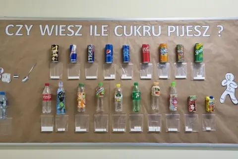 Wiesz, ile łyżeczek cukru jest w piwie? Na tablicy widać napoje i odpowiadające im ilości cukru w kostkach.