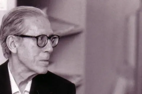 Retrato de José Luis Cano, hombre mayor con gafas, mirando hacia la izquierda.