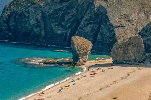 La **playa de los Muertos, Cabo de Gata**, es un paraíso de aguas turquesas y arena dorada, con imponentes formaciones rocosas que la custodian.