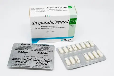 Opakowanie i blistry leku Duspatalin retard 200 mg, kapsułki o przedłużonym uwalnianiu.