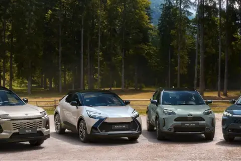 Nuovi modelli Toyota in arrivo: RAV4, C-HR, Yaris Cross e Corolla Cross pronti per l'avventura nel bosco.