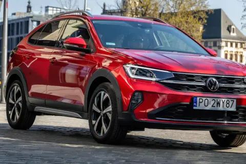 Czerwony Volkswagen Taigo na ulicy. Poznaj jego wymiary i możliwości.