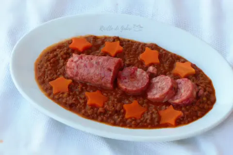 Lenticchie e cotechino alla marchigiana, un piatto saporito con stelline di carota.
