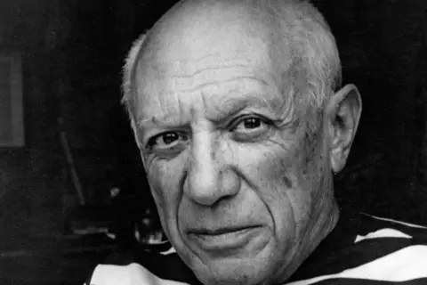 Portret Pabla Picassa w pasiastej koszulce. Ciekawe pablo picasso ciekawostki o jego życiu i sztuce.