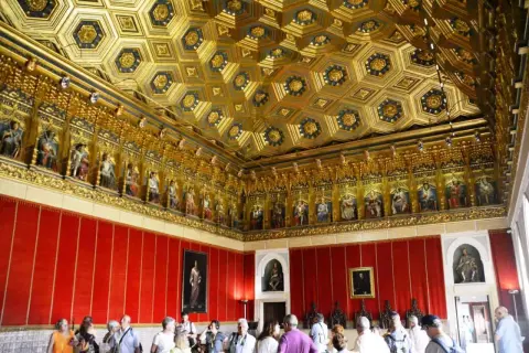 El impresionante interior del Alcázar de Segovia deslumbra con su techo dorado y figuras históricas.