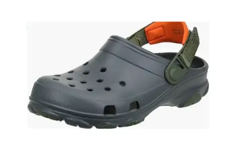 Scarpa da uomo Crocs grigia con cinturino arancione e verde. Perfetta per l'avventura.