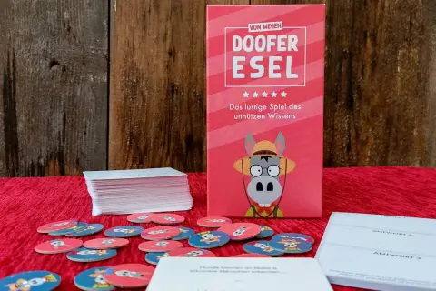 Gesellschaftsspiele für 6 Personen: "Doofere Esel" – das lustige Spiel des unnützen Wissens mit vielen runden Spielkarten.