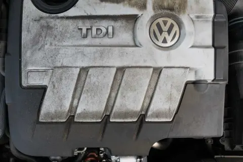 Silnik TDI 1.9 o mocy 105 KM, widoczny na pokrywie z logo VW.