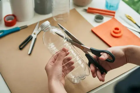 Lampion z butelki plastikowej: prosty DIY krok po kroku
