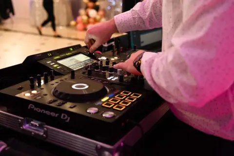 Ile kosztuje DJ na imprezę? Sprawdź ceny i ważne czynniki!