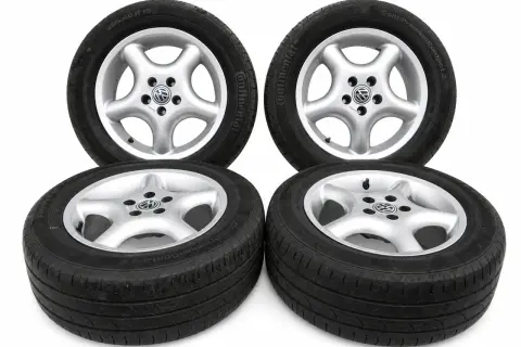 Cztery felgi aluminiowe z oponami Continental ContiPremiumContact 2, rozmiar 205/60 R15, idealne jako jakie opony do VW Polo 9N.