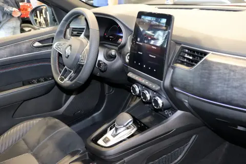 L'intérieur du Renault Arkana dévoile un écran tactile moderne, un volant multifonction et une console centrale épurée.