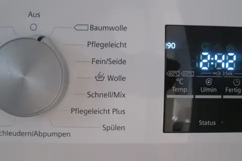 Waschmaschine reinigen 90 Grad: Das Display zeigt 90°C an. Der Drehregler ist auf "Aus" gestellt.