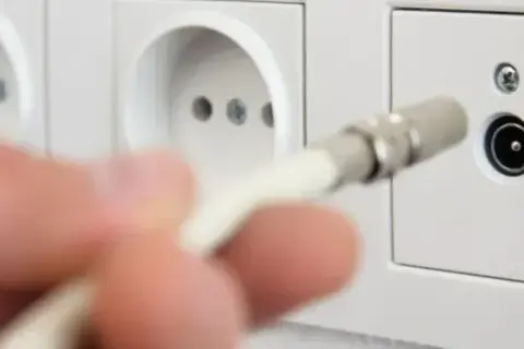 Jak podłączyć telewizję naziemną do telewizora bez dekodera i cieszyć się darmowym sygnałem