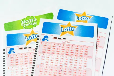 Kupony Lotto i Ekstra Pensja z zaznaczonymi polami do gry.