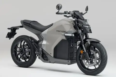 Nowoczesny, szary japoński motocykl Honda z czarnymi detalami i futurystycznym designem.