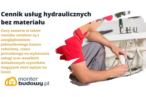Hydraulik w czerwonej koszulce montuje rurę pod zlewem.