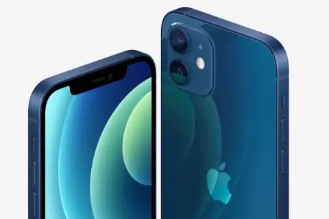 Deux iPhones 12 bleus, un de face et un de dos, montrant la couleur iPhone 12.