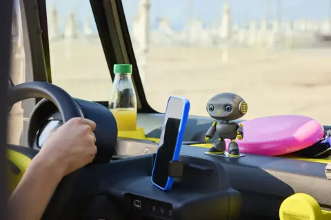 Wnętrze Citroen Ami Buggy z zabawnym robotem, telefonem i sokiem.