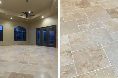 Un salon spacieux avec un sol en mélange travertin et parquet, des fenêtres cintrées et une porte vitrée double.