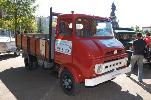 Camion Ebro rouge vif, prêt pour une nouvelle aventure. Un classique sur la route.