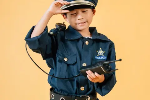 Strój policjanta DIY dla dziecka: Stwórz go z nami krok po kroku!