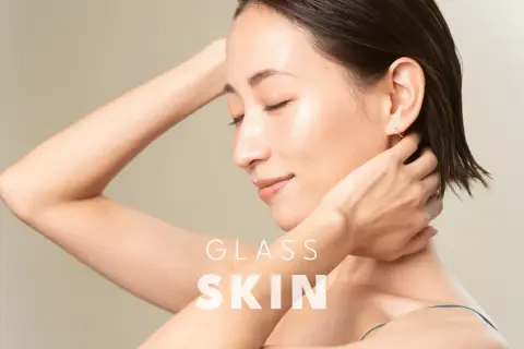 Kobieta z idealną, lśniącą cerą, która przypomina efekt glass skin. Jej skóra jest gładka i promienna.