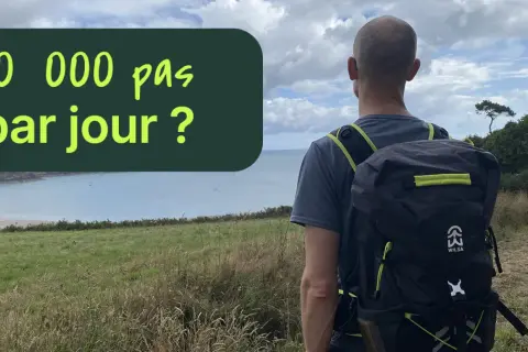 Un randonneur avec un sac à dos regarde la mer. Le texte "10 000 pas par jour ?" suggère une réflexion sur combien de kilomètres faut-il marcher par jour.