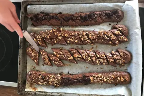 Chokladsnittar recept: nybakade, skurna och redo för ugnen. En härlig syn för alla chokladälskare!
