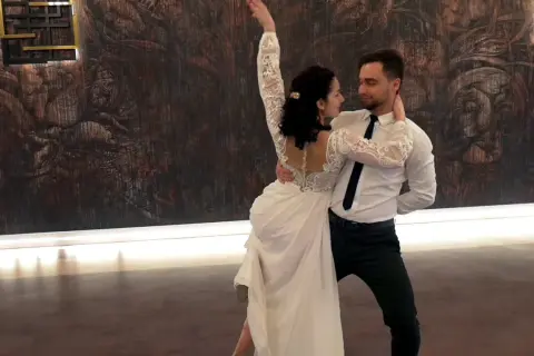 Para tańczy w rytm "Ti amo" Umberto Tozzi. Tekst piosenki idealnie oddaje ich uczucia.