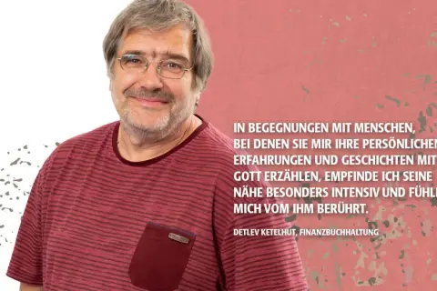 Ein Mann mit Brille lächelt, während er von Begegnungen erzählt, die ihm immer mehr von dir zeigen.