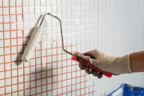 Łazienka jak nowa bez kucia płytek? Sprawdź 5 sposobów na DIY!