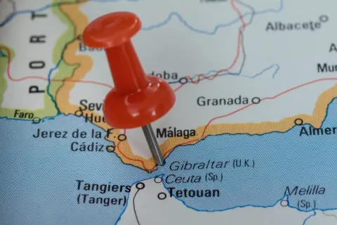 Czerwony pinezka zaznacza Gibraltar na mapie, w pobliżu Malagi.