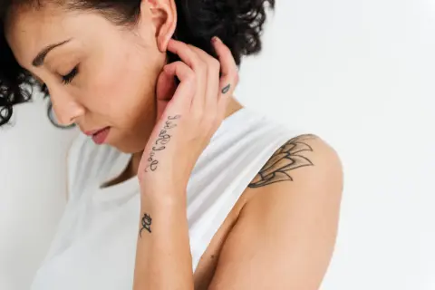 Frau mit Schriftzug-Tattoo auf dem Handrücken. Ein Mann würde sich über dieses hand tattoo schrift freuen.