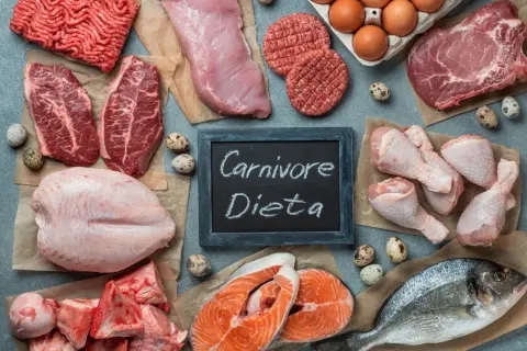 Mięso, ryby, jaja i kości na talerzu. To inspiracja do stworzenia jadłospisu dieta carnivore.