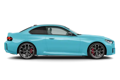 Błękitne BMW M2 G87 z czarnymi felgami i czerwonymi zaciskami hamulcowymi, prezentujące sportowy profil na czarnym tle.