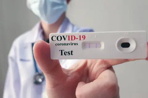 Test na COVID w 2026: Rejestracja bez tajemnic. NFZ i prywatnie.