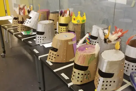 Strój rycerza z kartonu DIY: Zrób to sam krok po kroku!