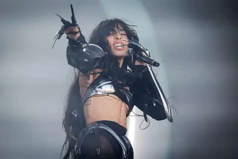 Loreen w Polsce, w futurystycznym stroju, śpiewa z pasją, unosząc rękę z pazurami.
