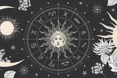 Zodiakalny krąg z twarzą Słońca w centrum, otoczony symbolami i księżycem. To obraz, który przywołuje żywioł ziemi i kosmiczne tajemnice.