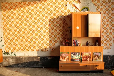 Meblościanka PRL: Od reliktu do designerskiej zabudowy DIY